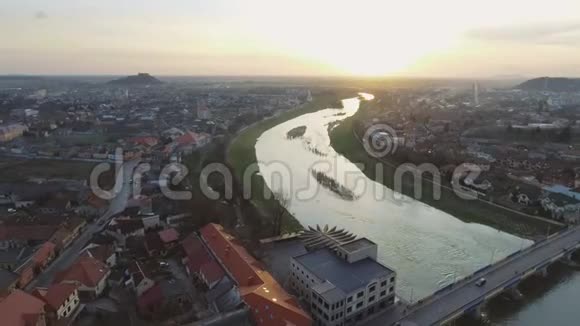 穆卡切沃市中心的空中镜头日落时的俯视图视频的预览图