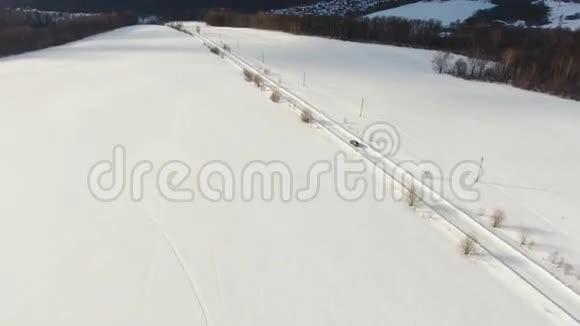 在冬天的路上冬季景观视频的预览图