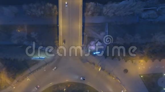 鸟瞰江上大桥的夜景全景大城市的汽车在上面行驶视频的预览图