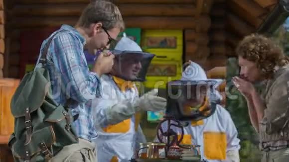养蜂人给男人蜂蜜做测试视频的预览图