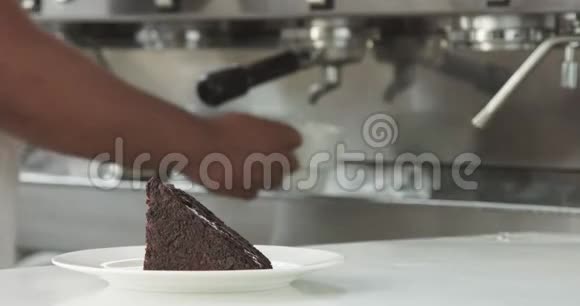 巴里斯塔把一杯咖啡放在第一架飞机上吃巧克力蛋糕视频的预览图