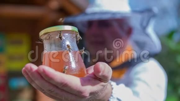 爷爷手里拿着罐里的自制蜂蜜视频的预览图