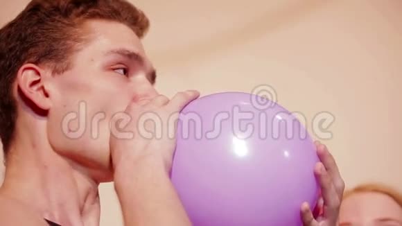 年轻的一对夫妇像着气球视频的预览图