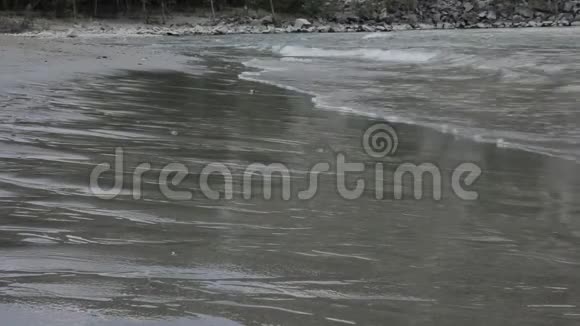 女孩走在沙滩上沿着水边岸边视频的预览图