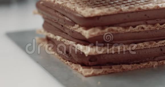 面包师按层层巧克力蛋糕视频的预览图