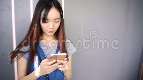 女人喜欢使用智能手机视频的预览图