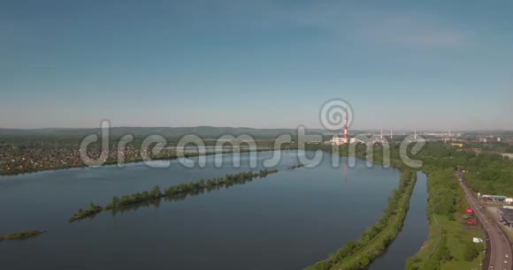 人工湖和工厂工厂的鸟瞰图大型工业工厂的空气污染4K视频的预览图