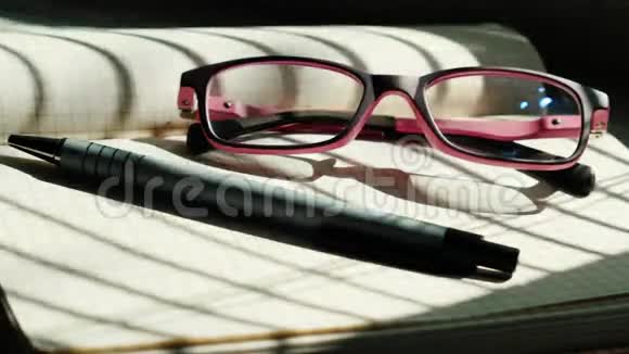 用于阅读记事本和钢笔的玫瑰色眼镜的组成概念一个新的开始一个新的开始视频的预览图