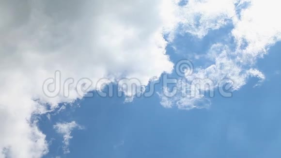 白云飘在蓝天上快速移动视频的预览图