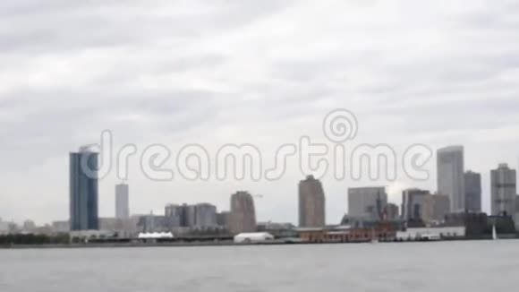 纽约8月3日纽约市哈德逊河上空的新泽西城市全景视频的预览图