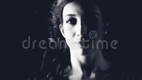 一个女孩在坚硬的光线下的肖像情感视频的预览图