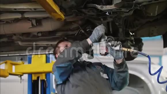 机械手在汽车修理中拧开汽车细节关闭视频的预览图