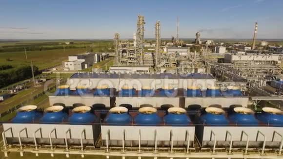 化肥厂生产硝酸的冷却风扇和装置空中景观视频的预览图