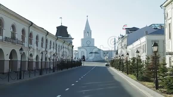 慢镜头沿着街道向喀山克里姆林宫移动视频的预览图