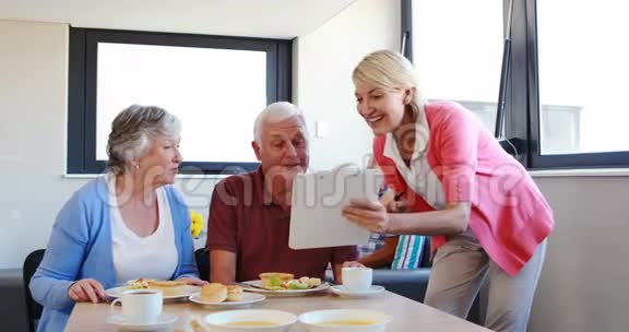 营养师为老年夫妇提供早餐视频的预览图