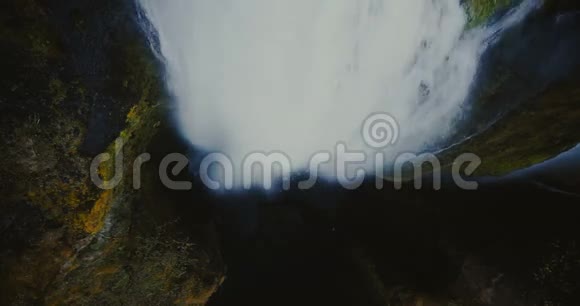 顶部鸟瞰下降的水与飞溅和泡沫冰岛风景秀丽视频的预览图