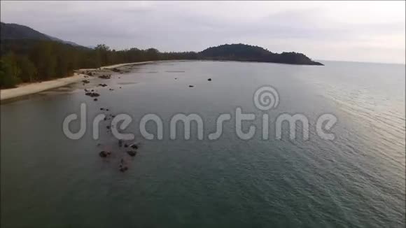鸟瞰泰国特拉特省美丽的海岸线和平静的大海视频的预览图