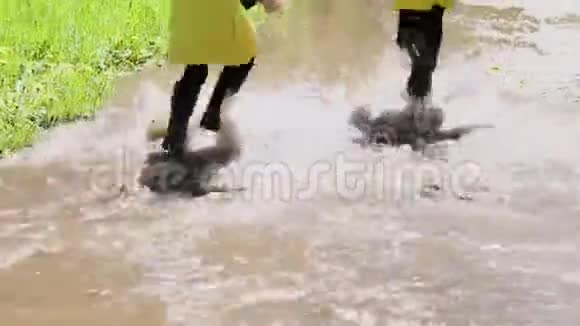 两个女孩在公园的水坑里玩耍和奔跑视频的预览图