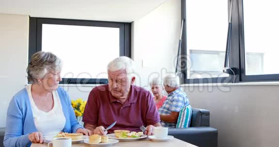 一对老夫妇在吃早餐时互相交流视频的预览图
