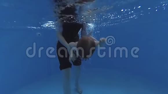 那孩子在水池里的水里潜水视频的预览图