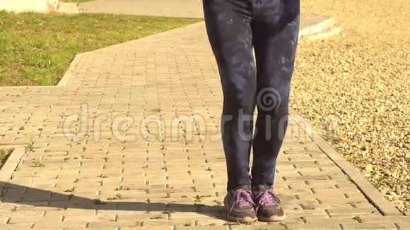 女性的脚跳过绳子健身运动锻炼户外活动视频的预览图