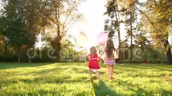 两个带气球的姐妹视频的预览图