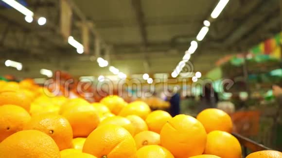 超市里的橘子和认不出来的顾客慢速视频视频的预览图