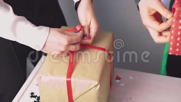 把礼物捆在盒子里视频的预览图