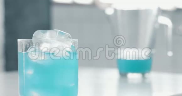在杯子里的冰块上滚动然后咖啡师在里面放一个饮料管视频的预览图