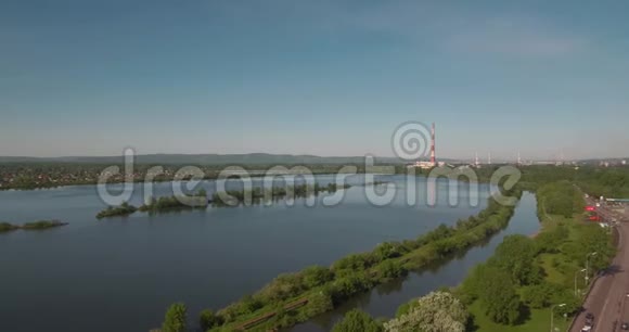 人工湖和工厂工厂的鸟瞰图大型工业工厂的空气污染4K视频的预览图
