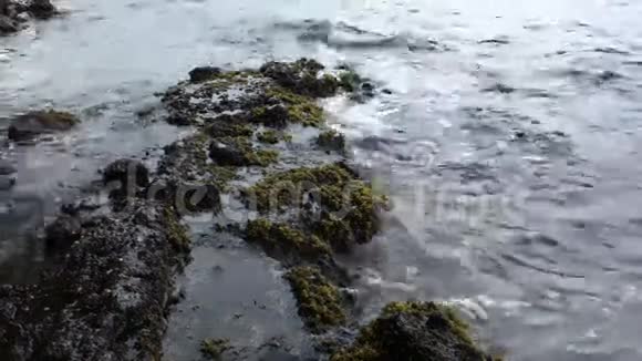 玛格丽特公主海滩上的海水冲刷着岩石视频的预览图
