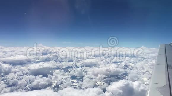 乘飞机飞行时的云景和蓝天视频的预览图
