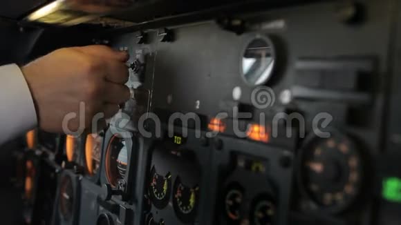 747飞行员飞机在地面时检查设备时的手的细节视频的预览图