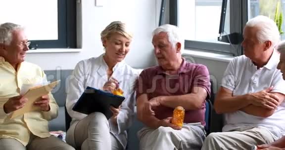 女性医生给老年人开药视频的预览图