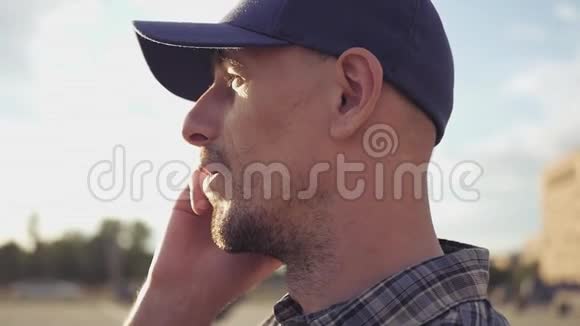 穿衬衫戴帽子的人在打电话高清1920x1080慢动作视频的预览图