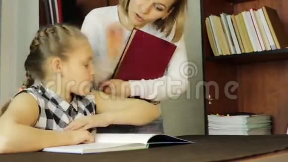 惹毛了和妈妈一起做功课的小女孩妈妈强迫女儿读书视频的预览图