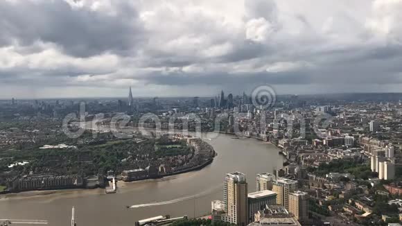 伦敦天际线上的雨水时间视频的预览图