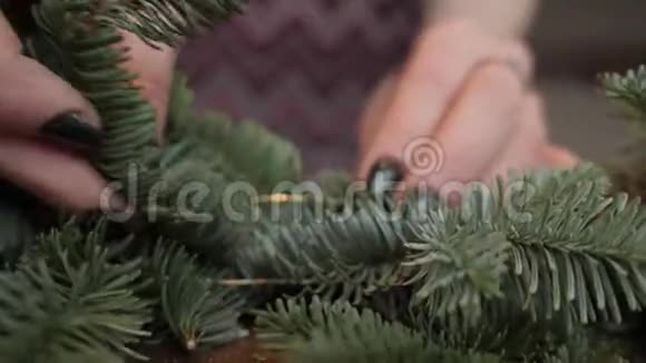 手工特写工作中的花商女人用手制作圣诞装饰花环新年快乐视频的预览图