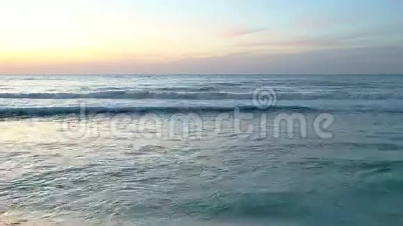 早晨蔚蓝的海浪汹涌澎湃视频的预览图