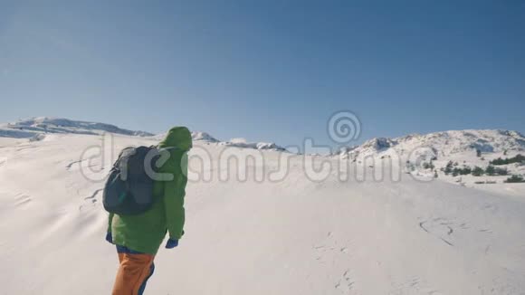 女孩在冬天的山上徒步旅行在冬天徒步旅行慢动作视频的预览图