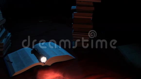 手电筒躺在书上视频的预览图