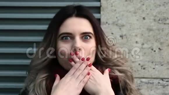 年轻的女人做鬼脸视频的预览图