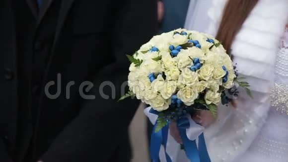 手上有新娘的花束视频的预览图