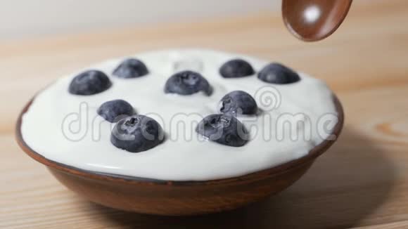 用勺子吃蓝莓和奶油或酸奶视频的预览图