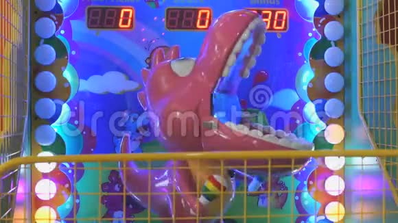 儿童老虎机作为玩具鳄鱼特写视频的预览图