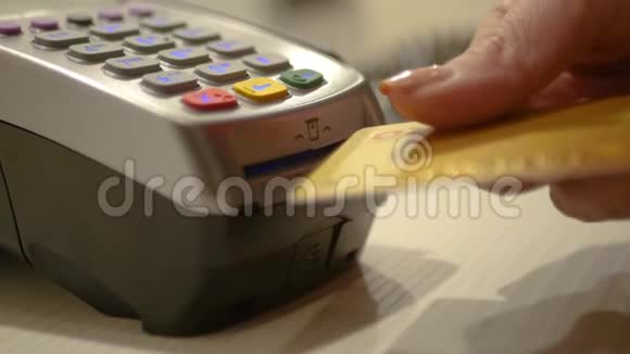 支付购买费用将银行卡插入终端3840x21604K视频的预览图