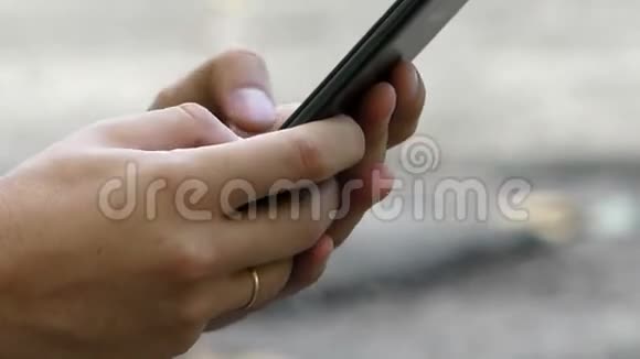 男性手触摸智能手机打电话给某人视频的预览图