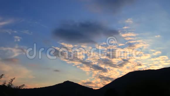 法国奥德的比利牛斯日落时间与橙色移动的云视频的预览图