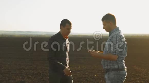 智能农业两个农民在农业中使用现代技术带数字平板电脑的农学家视频的预览图