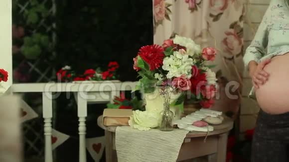 孕妇靠近餐桌装饰视频的预览图